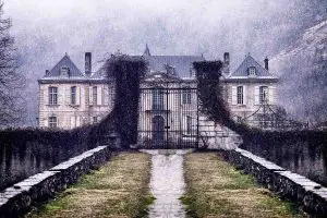 Why Are So Many Mansions Abandoned? (7 Curious Facts)